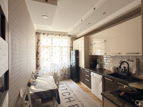 4 otaqlı yeni tikili - İnşaatçılar m. - 135 m²