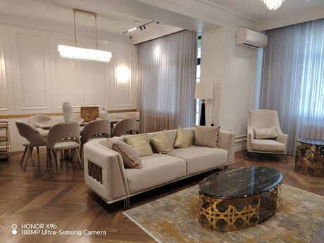 4 otaqlı yeni tikili - Elmlər Akademiyası m. - 210.5 m²