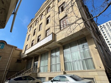 Obyekt - İnşaatçılar m. - 1650 m²