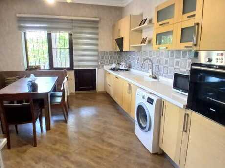 6 otaqlı həyət evi/bağ evi - Novxanı q. - 400 m²