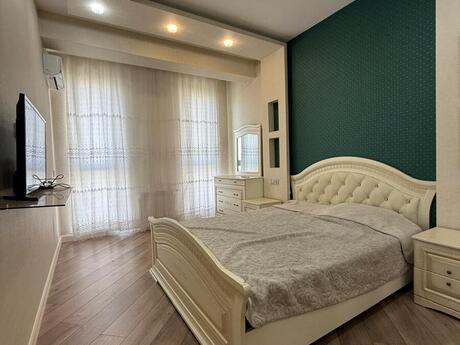 3-комн. новостройка - м. 28 мая - 110 м²