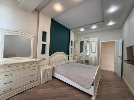 3-комн. новостройка - м. 28 мая - 110 м²
