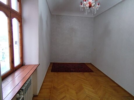 2 otaqlı köhnə tikili - Elmlər Akademiyası m. - 65 m²