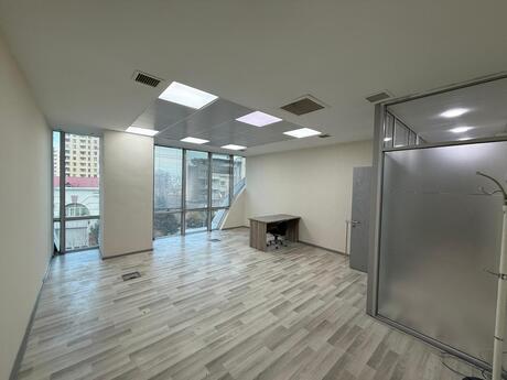 4-комн. офис - м. Элмляр Академиясы - 115 м²