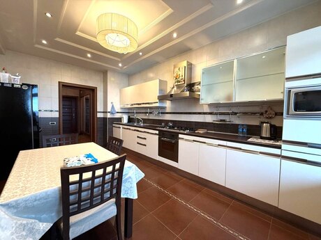 4 otaqlı yeni tikili - 28 May m. - 200 m²