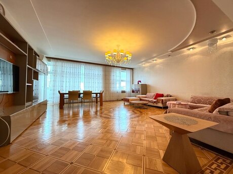 4 otaqlı yeni tikili - 28 May m. - 200 m²