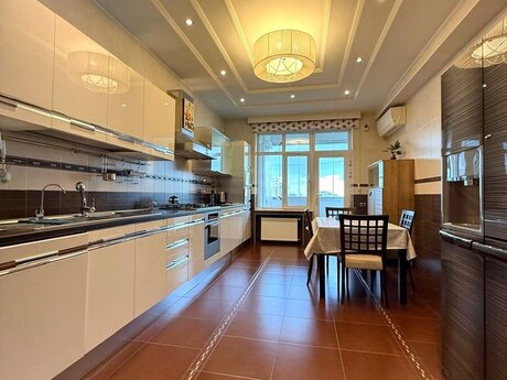 4 otaqlı yeni tikili - 28 May m. - 200 m²