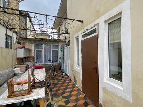 6 otaqlı həyət evi/bağ evi - Bakıxanov q. - 250 m²