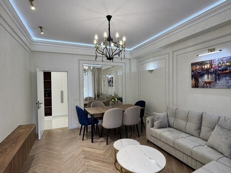 3-комн. новостройка - м. 28 мая - 85 м²