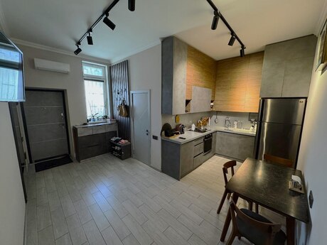 3 otaqlı köhnə tikili - Nizami m. - 100 m²