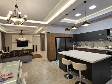 9 otaqlı həyət evi/bağ evi - Novxanı q. - 900 m²