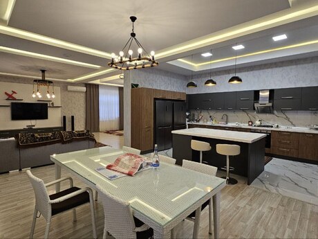 9 otaqlı həyət evi/bağ evi - Novxanı q. - 900 m²