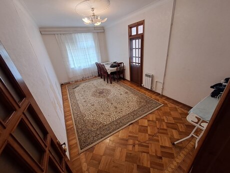 5 otaqlı köhnə tikili - Massiv A q. - 125 m²