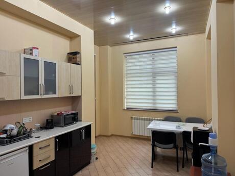3-комн. офис - м. Элмляр Академиясы - 162 м²