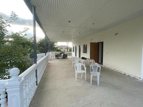 7 otaqlı həyət evi/bağ evi - Novxanı q. - 165 m²