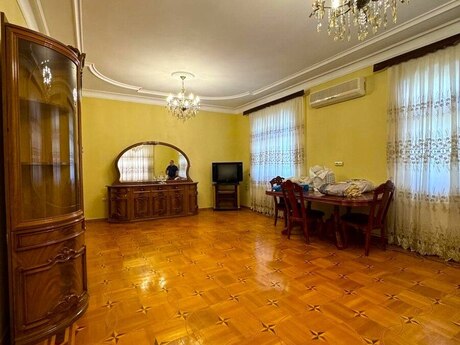 6 otaqlı həyət evi/bağ evi - Azadlıq Prospekti m. - 330 m²