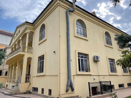 7 otaqlı həyət evi/bağ evi - Nəsimi m. - 650 m²