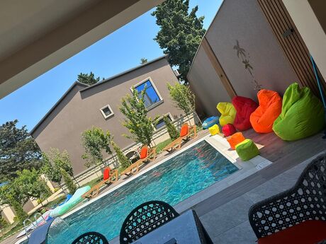 4 otaqlı həyət evi/bağ evi - Buzovna q. - 220 m²