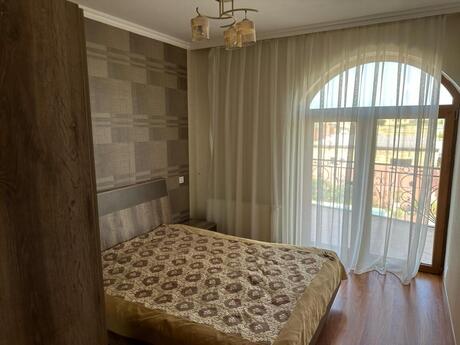 7 otaqlı həyət evi/bağ evi - Novxanı q. - 240 m²