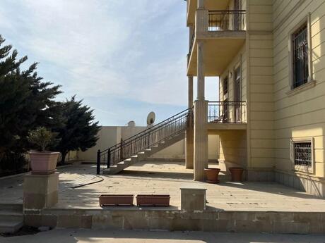 8 otaqlı həyət evi/bağ evi - Novxanı q. - 350 m²