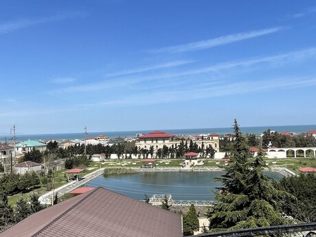8 otaqlı həyət evi/bağ evi - Novxanı q. - 600 m²