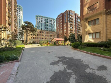 Объявление №6053651 - Баку, м. Гянджлик, 4-комн., 220 м², 11/14 этаж