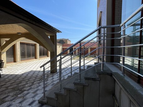 8 otaqlı həyət evi/bağ evi - Novxanı q. - 220 m²