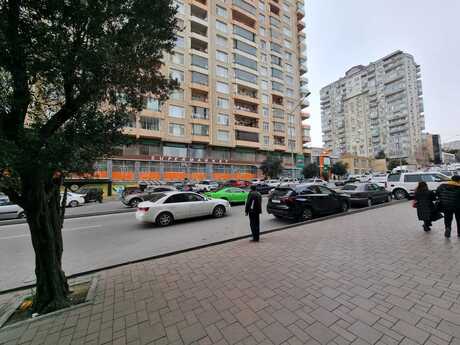 Obyekt - İnşaatçılar m. - 1000 m²