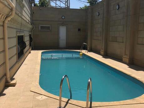 7 otaqlı həyət evi/bağ evi - Novxanı q. - 450 m²