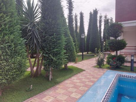 8 otaqlı həyət evi/bağ evi - Novxanı q. - 150 m²