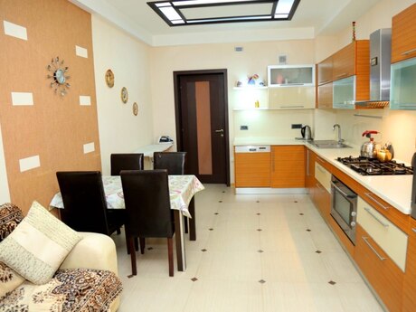 4 otaqlı yeni tikili - 28 May m. - 235 m²