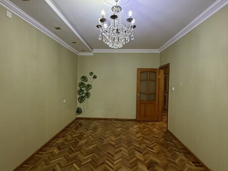 2 otaqlı köhnə tikili - 8-ci mikrorayon q. - 65 m²