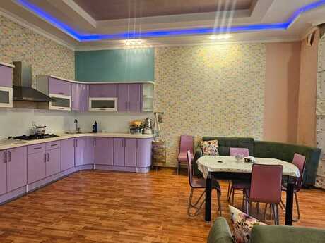 5 otaqlı həyət evi/bağ evi - Novxanı q. - 450 m²