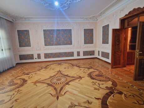 8 otaqlı həyət evi/bağ evi - Gənclik m. - 500 m²
