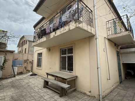 6 otaqlı həyət evi/bağ evi - Bakıxanov q. - 200 m²