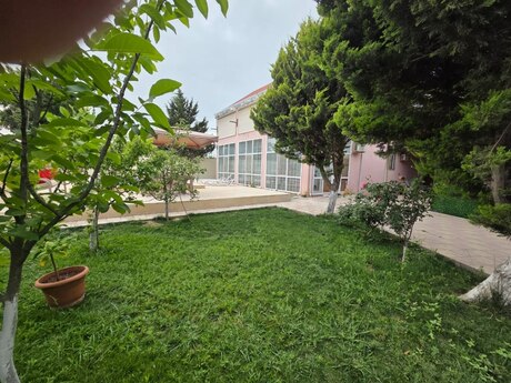 8 otaqlı həyət evi/bağ evi - Pirşağı q. - 240 m²