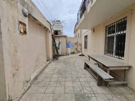6 otaqlı həyət evi/bağ evi - Bakıxanov q. - 200 m²