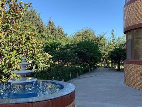 8 otaqlı həyət evi/bağ evi - Novxanı q. - 700 m²