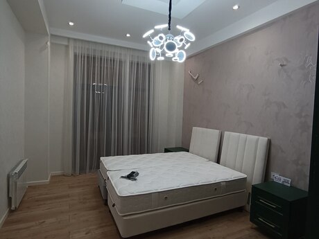 2-комн. новостройка - м. 28 мая - 83 м²