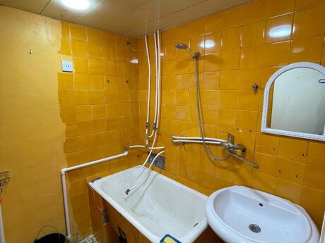 3 otaqlı köhnə tikili - 8 Noyabr m. - 70 m²