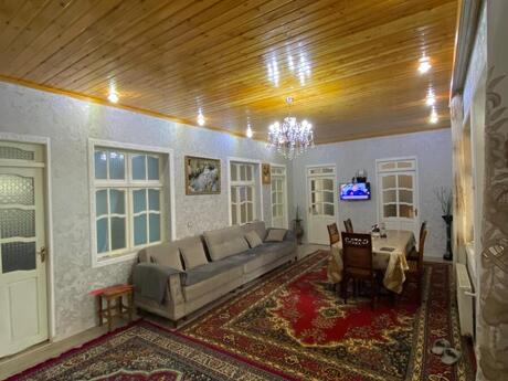 7 otaqlı həyət evi/bağ evi - Saray q. - 180 m²