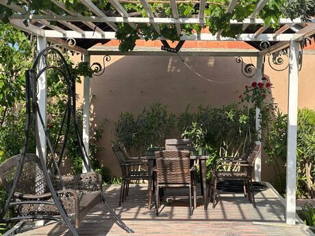 7 otaqlı həyət evi/bağ evi - Novxanı q. - 250 m²