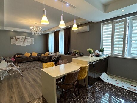 9 otaqlı həyət evi/bağ evi - İnşaatçılar m. - 320 m²