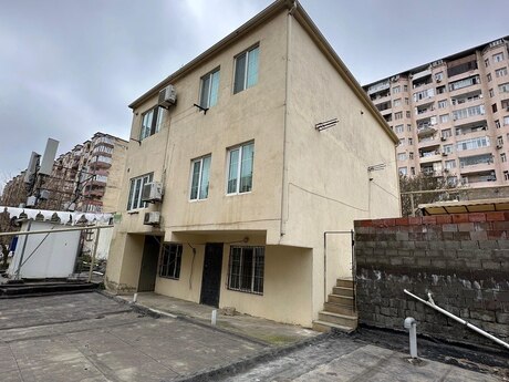 9 otaqlı həyət evi/bağ evi - İnşaatçılar m. - 320 m²
