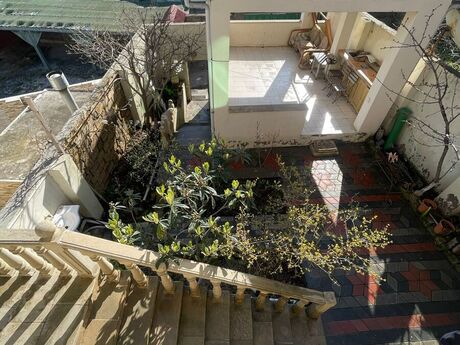 5 otaqlı həyət evi/bağ evi - Novxanı q. - 150 m²