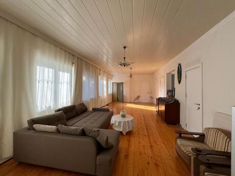 7 otaqlı həyət evi/bağ evi - Novxanı q. - 300 m²