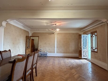 5 otaqlı köhnə tikili - Massiv D q. - 105 m²