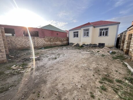 4 otaqlı həyət evi/bağ evi - Saray q. - 125 m²