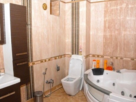 5 otaqlı həyət evi/bağ evi - Şüvəlan q. - 450 m²