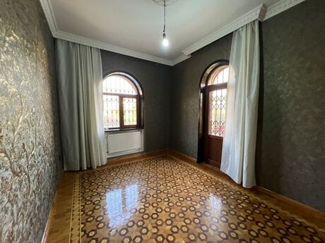 7 otaqlı həyət evi/bağ evi - M.Ə.Rəsulzadə q. - 400 m²
